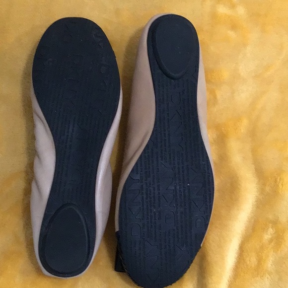 EUC DKNY “ Dasha “ Tortoise Bow Logo Flat Shoes Nude/Black - Picture 12 of 13